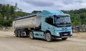 Un Volvo FMX Electric en démonstration dans la carrière de Saint-Vaast-lès-Mello (Oise)