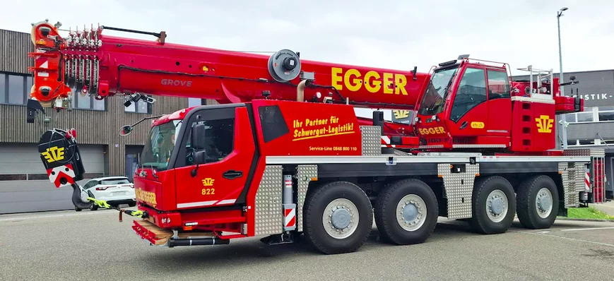 À l’arrière de cette grue, une surprise....