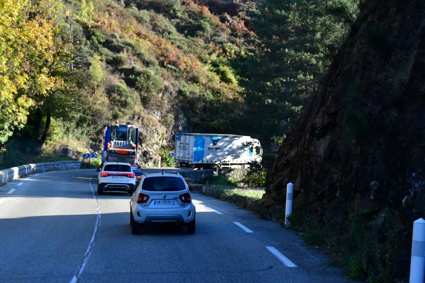 Formation à la conduite : un porteur 19 t dans une descente à 10 %
