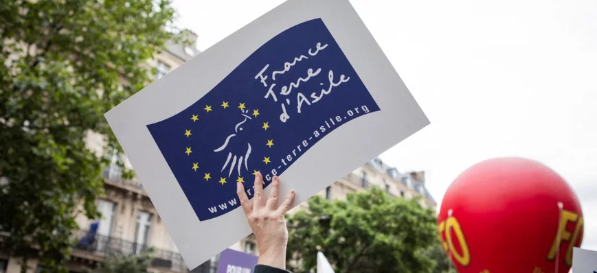 Asile : une politique "humaine et rationnelle" rap