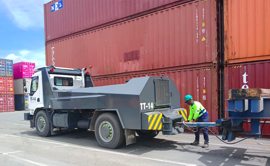 Le TG250 4x4 peut tracter de cinq à sept remorques pour conteneurs