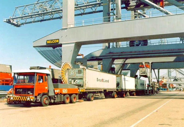 Les premiers ensembles Multi Trailer mis en service par ECT, à Rotterdam, en 1980