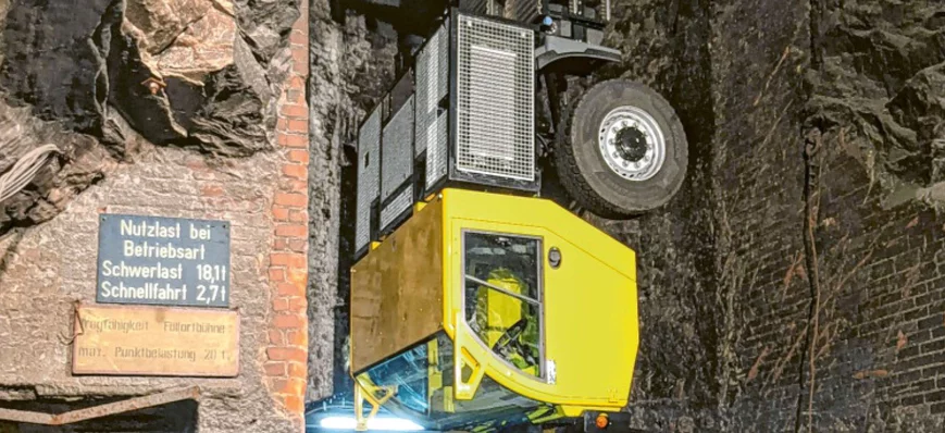 Un camion plongé dans les entrailles de la terre