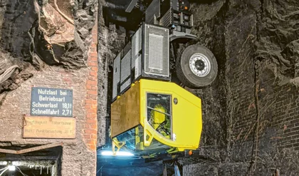 Posture inconfortable pour un camion MAN dans une mine de sel