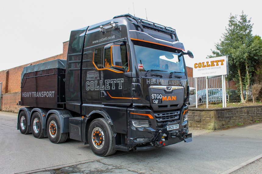 Un tracteur routier en catégorie poids lourd et livrée noir brillant