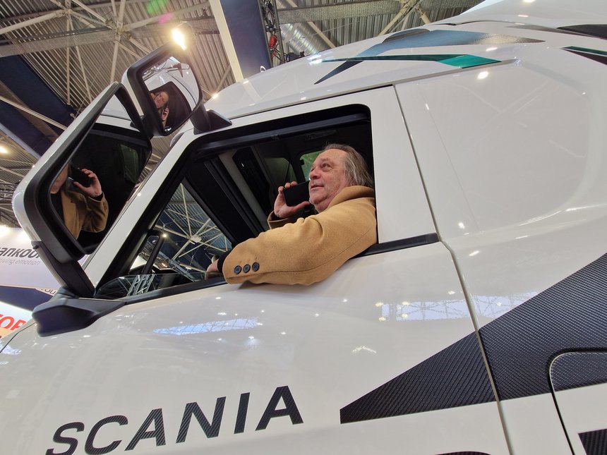 Jean-Luc Charrière, ancien routier, reprend le volant d'un Scania, le temps d'une photo