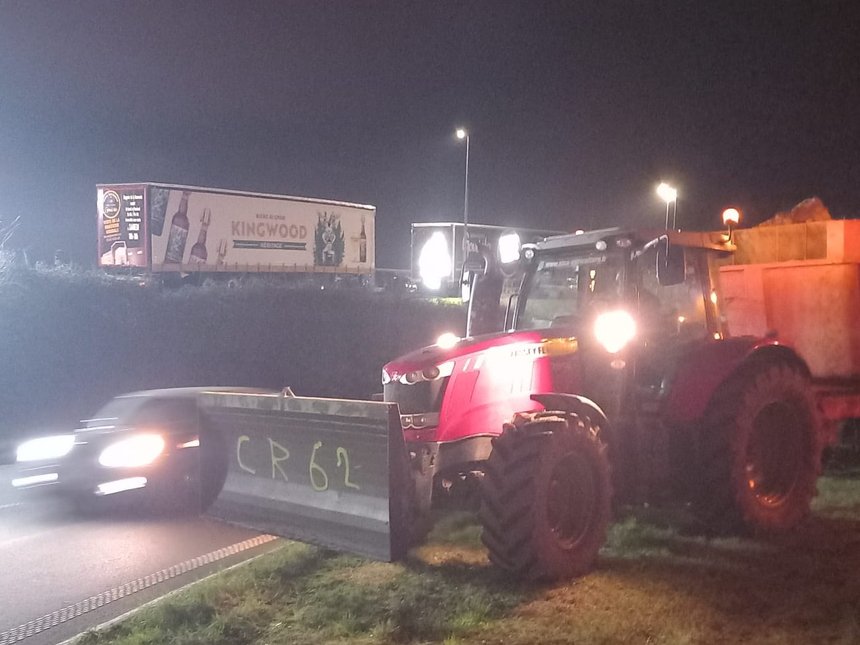 La colère des paysans se traduit par des blocages routiers