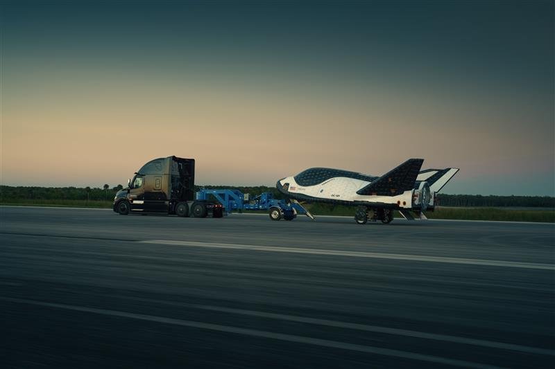 Le Dream Chaser est entrainé par un Freightliner Cascadia