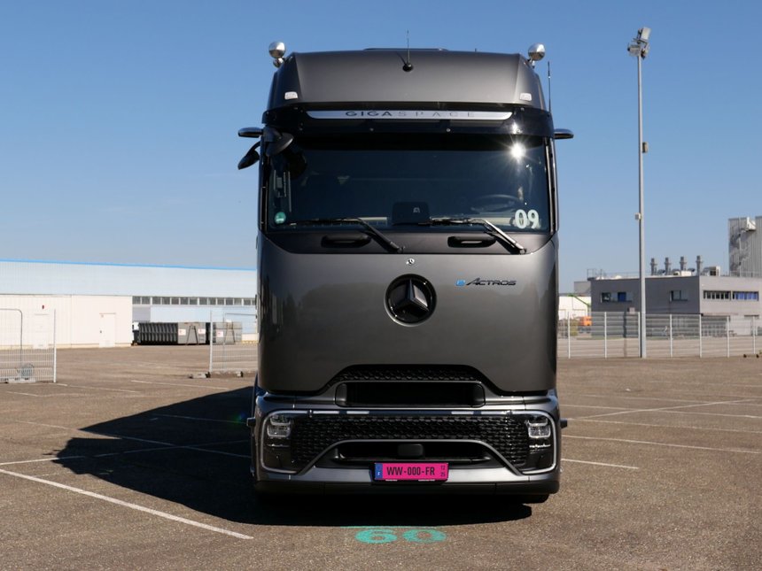 Des véhicules neufs avec des plaques roses