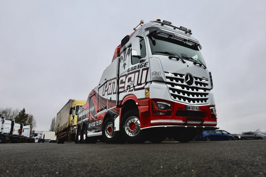Cet Arocs 8x4 est un mastodonte au service des routiers en détresse