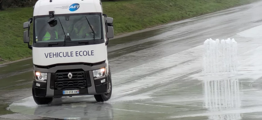 Pas de permis poids lourd à 17 ans sauf en conduit