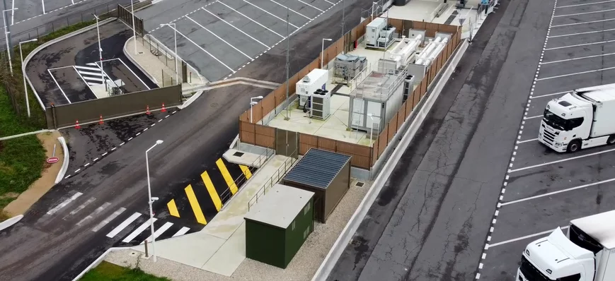 Une station distribuant de l'hydrogène aux camions