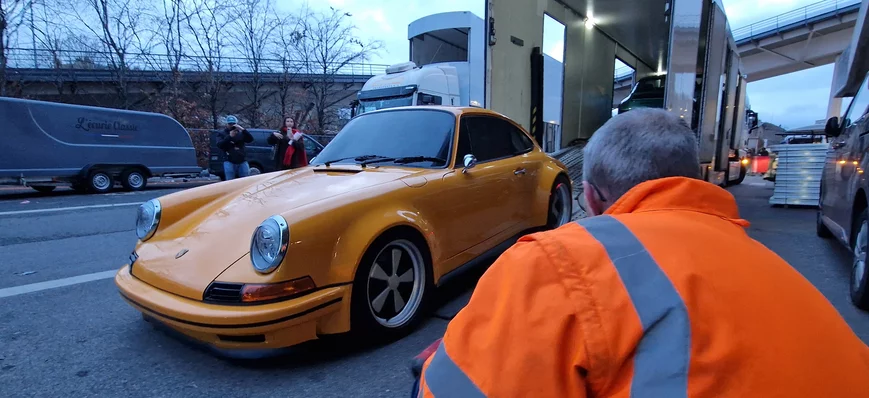 Salon Rétromobile : derrière les belles autos, il 