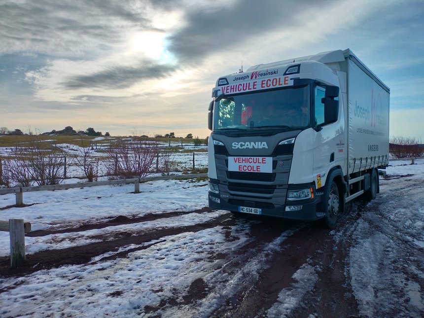 Un Scania école sous la neige