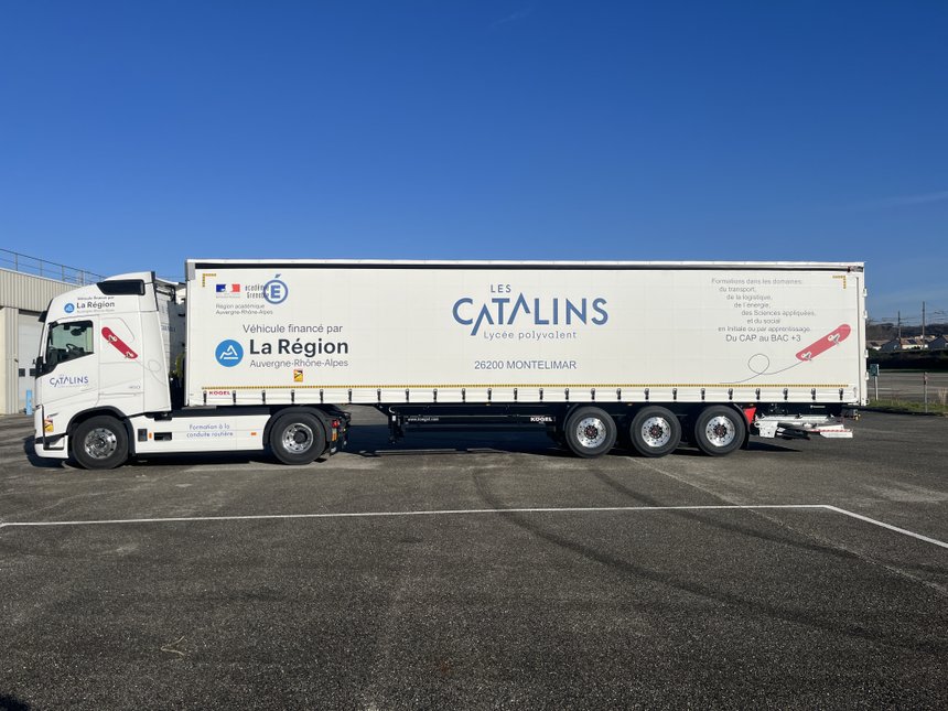 Un ensemble Volvo FH13 et semi Kögel pour le lycée des Catalins