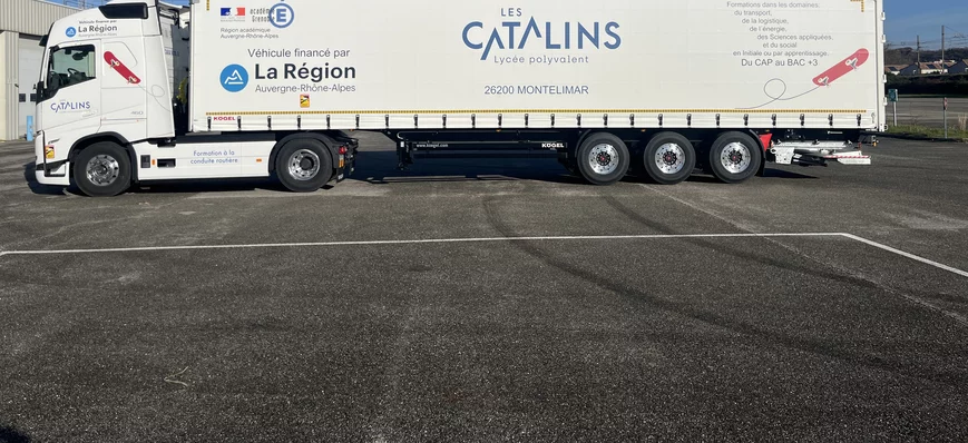 Un Volvo FH13 pour apprendre la conduite au lycée 
