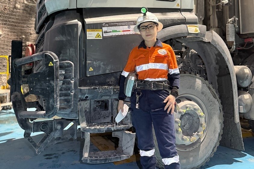 Azzaya, 28 ans, conduit un Mercedes Arocs de 630 ch