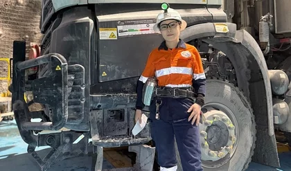 Azzaya, 28 ans, conduit un Mercedes Arocs de 630 ch