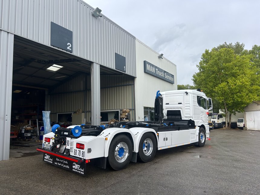 MAN TGS de Favini Services : châssis 6x2 et bras Ampliroll
