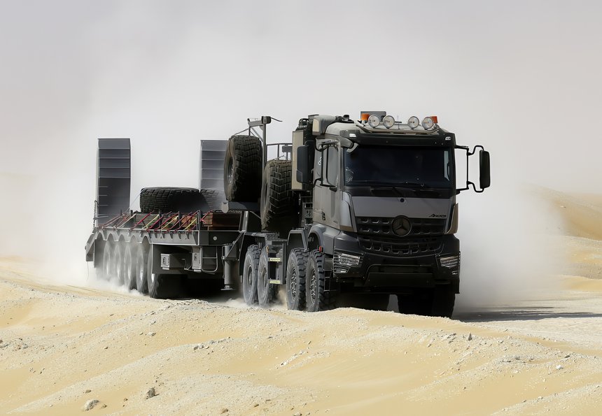 Ce Mercedes Arocs de 630 ch est un tracteur 8x8