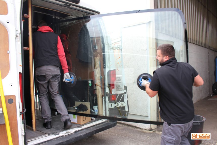 Deux techniciens pour un vitrage PL chez GlassGlass