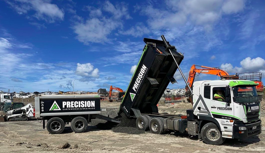 Phase 2 : le camion casse l'ensemble pour benner le porteur