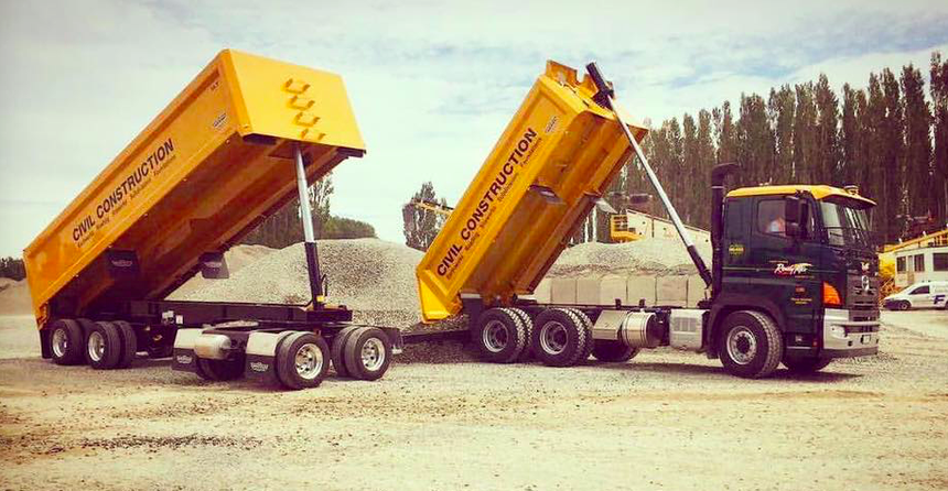 Maniabilité : un porteur-remorqueur benne à 4 essieux et avant-train