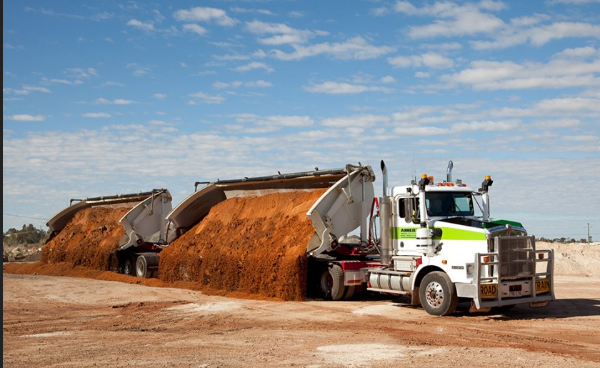 Un train-double australien à bennes à déversement latéral