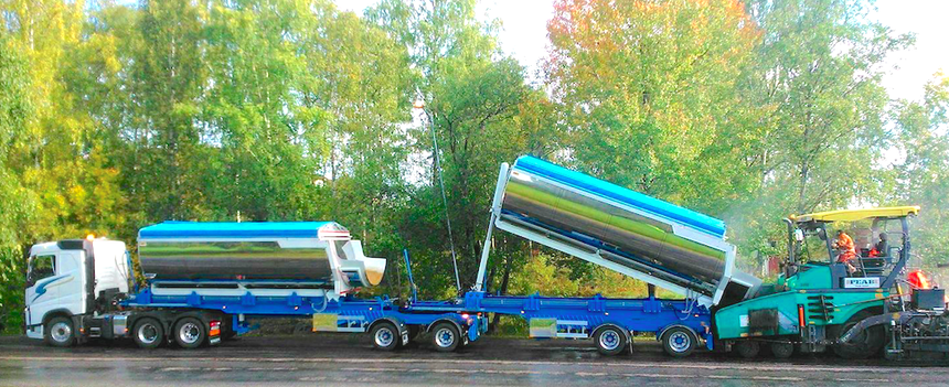 Un porteur-remorqueur benne pour enrobé sur un chantier routier