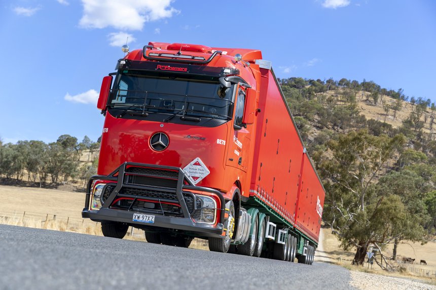 L'Actros L ProCabin australien est équipé d'un pare-buffle Durabar noir