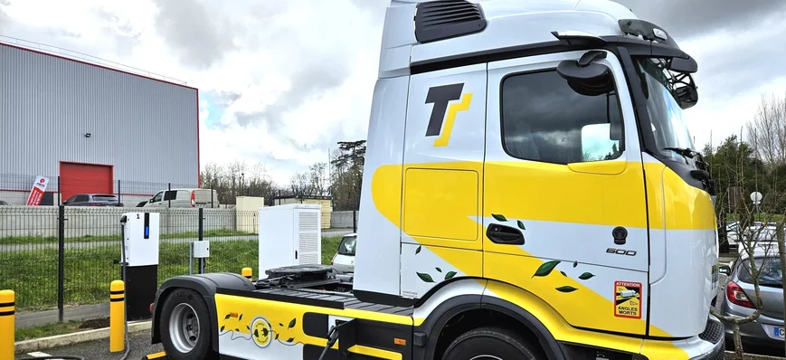 Deux camions électriques et 5 bornes de recharge a