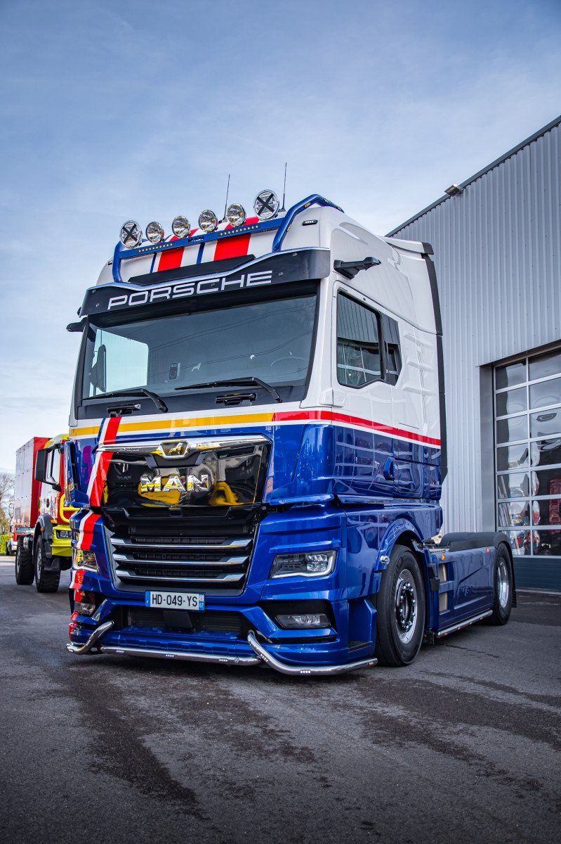 La déco Paris-Dakar de la Porsche Roughroads sur ce MAN TGX
