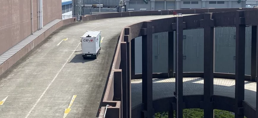 CEVA teste des véhicules autonomes dans son entrep