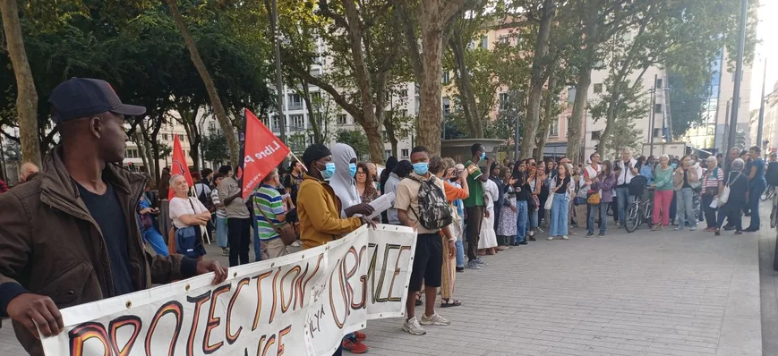 Mineurs isolés : la fermeture controversée de deux